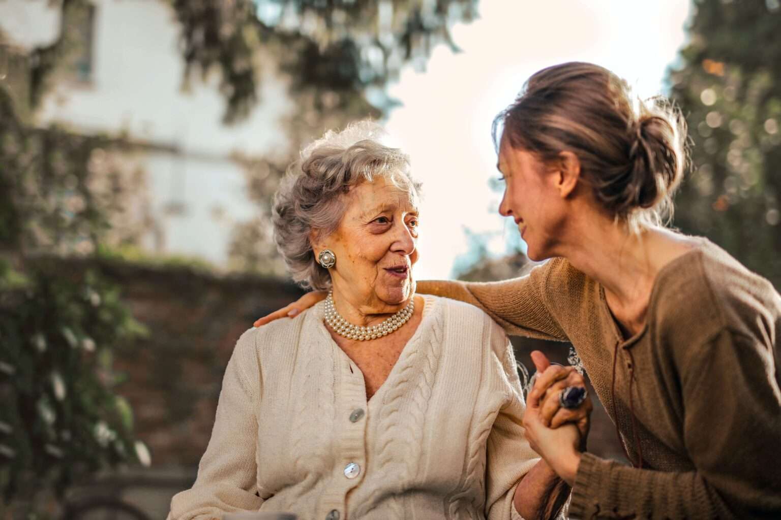 Madre e hija hablando acerca de qué es un seguro de vida