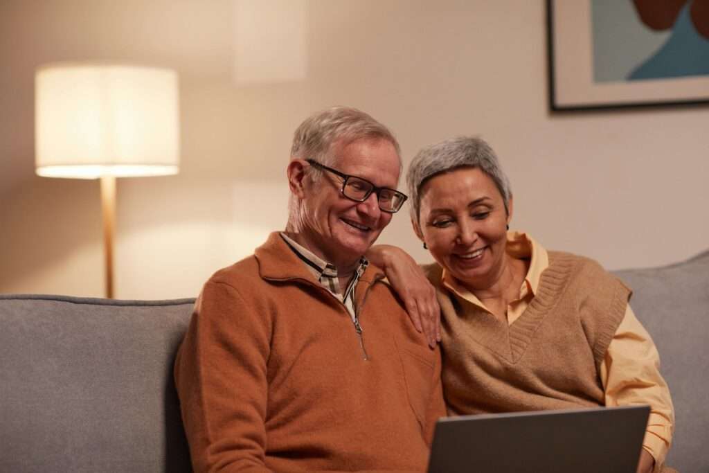 Pareja de adultos mayores tranquilos gracias a un seguro de vida